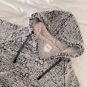 Thread and supply Sherpa pullover (size medium)
